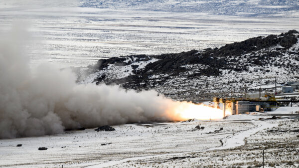 Testzündung eines Triebwerks einer Trägerrakete für Sentinel, während es fest mit der Starthalterung bei Northrop grumman Promontory verbunden ist. Der Teststart des Triebwerks dient der Messung von Druck, Temperatur und Treibstoffflussgradienten.