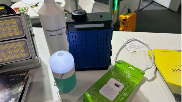 Das Sortiment von SETOLITE an verschiedenen Salzwasserlampen: Das Ei ist eine kleine Campinglampe mit Licht bis zu 200 Stunden, rechts die LED-Notfalllampe und dahinter ein stärkerer Generator für Licht und zum Aufladen von Smartphones, etc.