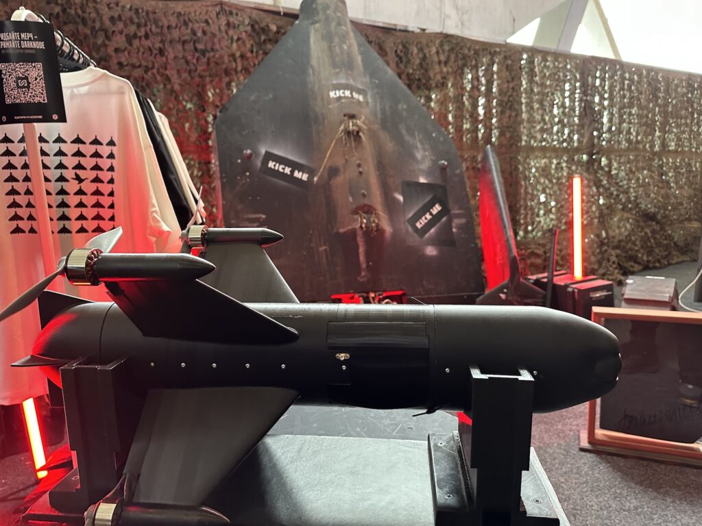 Im Vordergrund eine Drohne zur Bekämpfung der Shahed. Im Hintergrund eine mit diesem Wirkmittel durch die Streitkräfte der Ukraine erfolgreich bekämpfte Shahed-Drohne.