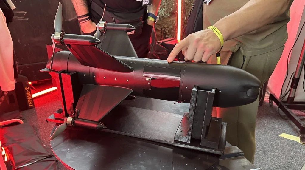 Ein durch eine Einheit der ukrainischen Streitkräfte entwickelter Shahed-Killer auf einer Messe in Lwiw (Ukraine) im September 2025. Ursprünglich hergestellt im 3D-Druck war diese Interceptordrohne anfangs für den Großteil der entsprechenden Einsätze gegen russische Angriffsdrohnen verantwortlich.