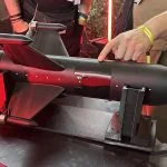 Ein durch eine Einheit der ukrainischen Streitkräfte entwickelter Shahed-Killer auf einer Messe in Lwiw (Ukraine) im September 2025. Ursprünglich hergestellt im 3D-Druck war diese Interceptordrohne anfangs für den Großteil der entsprechenden Einsätze gegen russische Angriffsdrohnen verantwortlich.