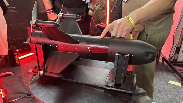 Ein durch eine Einheit der ukrainischen Streitkräfte entwickelter Shahed-Killer auf einer Messe in Lwiw (Ukraine) im September 2025. Ursprünglich hergestellt im 3D-Druck war diese Interceptordrohne anfangs für den Großteil der entsprechenden Einsätze gegen russische Angriffsdrohnen verantwortlich.