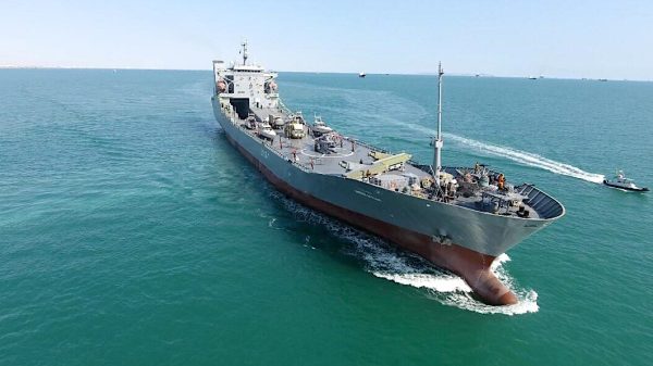 Die vom Iran wie die Shahid Mahdawi aus einem zivilen Containerschiff militärisch umgebaute Shahid Roudaki.