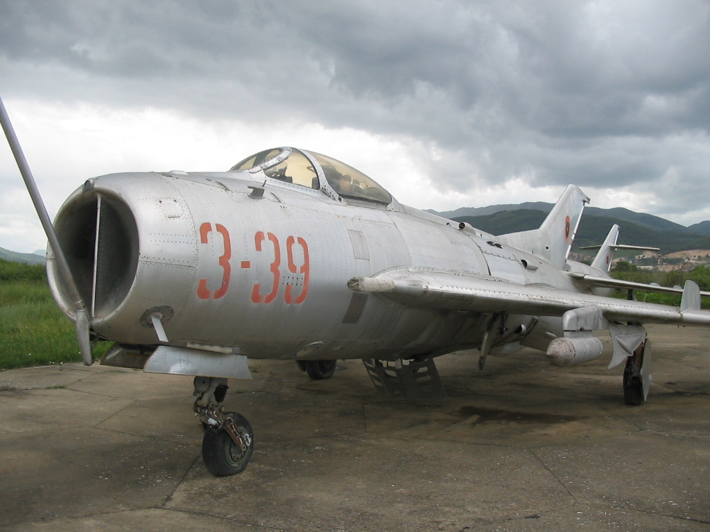 Ein alter Kampfjet J-6 aus China, wie er zu Drohnen umgerüstet wird.
