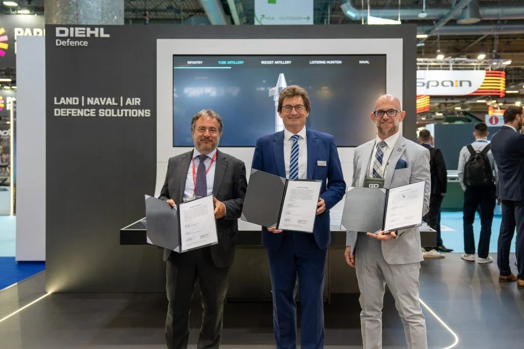 Von links: Luca Perazzo (Stellvertretender Geschäftsführer Defence Systems Business, Leonardo), Dr. Harald Buschek (CPO, Diehl Defence), Michael Bate (Senior Vice President and General Manager - Artillery Systems, General Dynamics Ordnance and Tactical Systems)