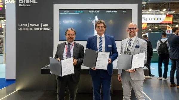 Von links: Luca Perazzo (Stellvertretender Geschäftsführer Defence Systems Business, Leonardo), Dr. Harald Buschek (CPO, Diehl Defence), Michael Bate (Senior Vice President and General Manager - Artillery Systems, General Dynamics Ordnance and Tactical Systems)