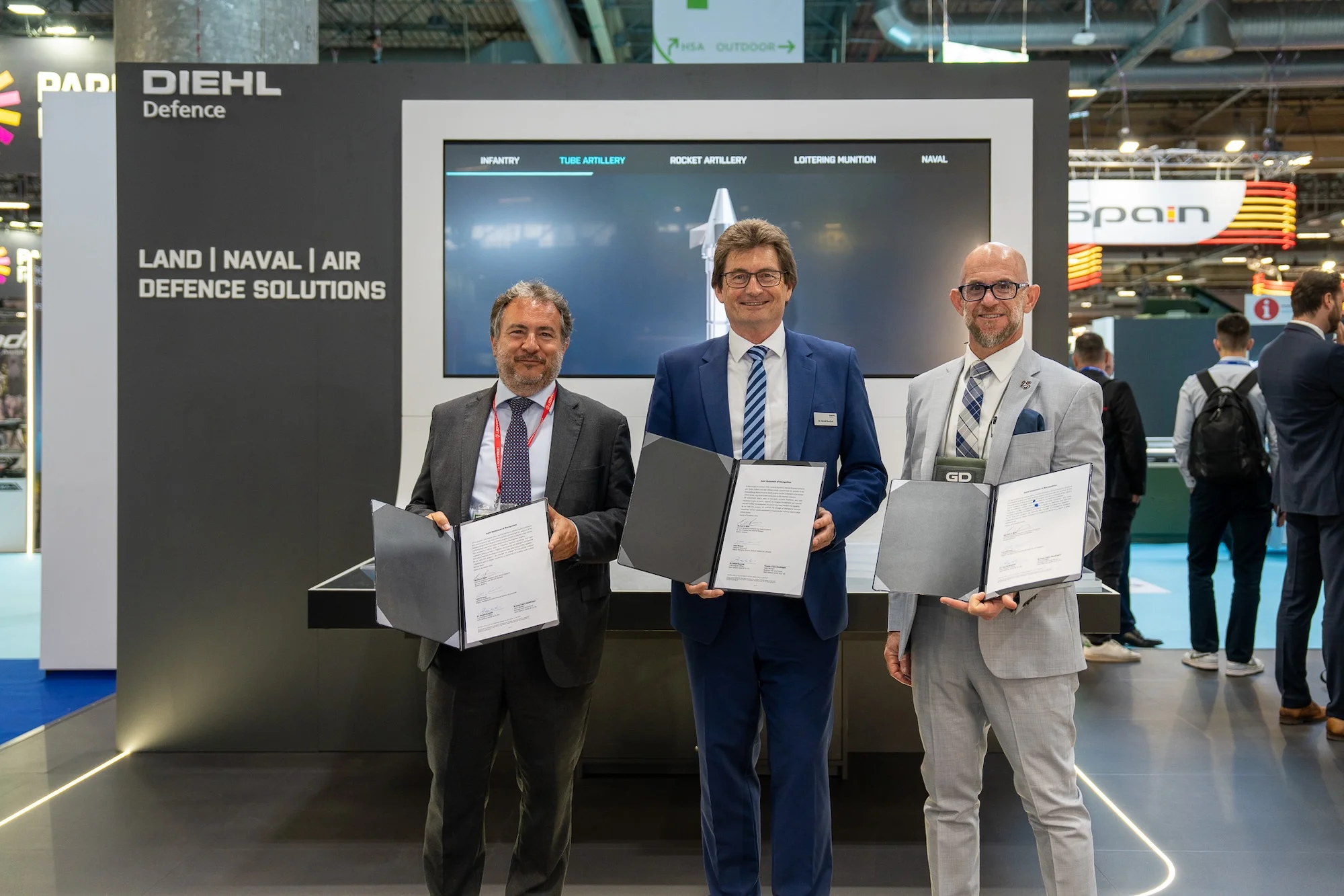 Von links: Luca Perazzo (Stellvertretender Geschäftsführer Defence Systems Business, Leonardo), Dr. Harald Buschek (CPO, Diehl Defence), Michael Bate (Senior Vice President and General Manager - Artillery Systems, General Dynamics Ordnance and Tactical Systems)