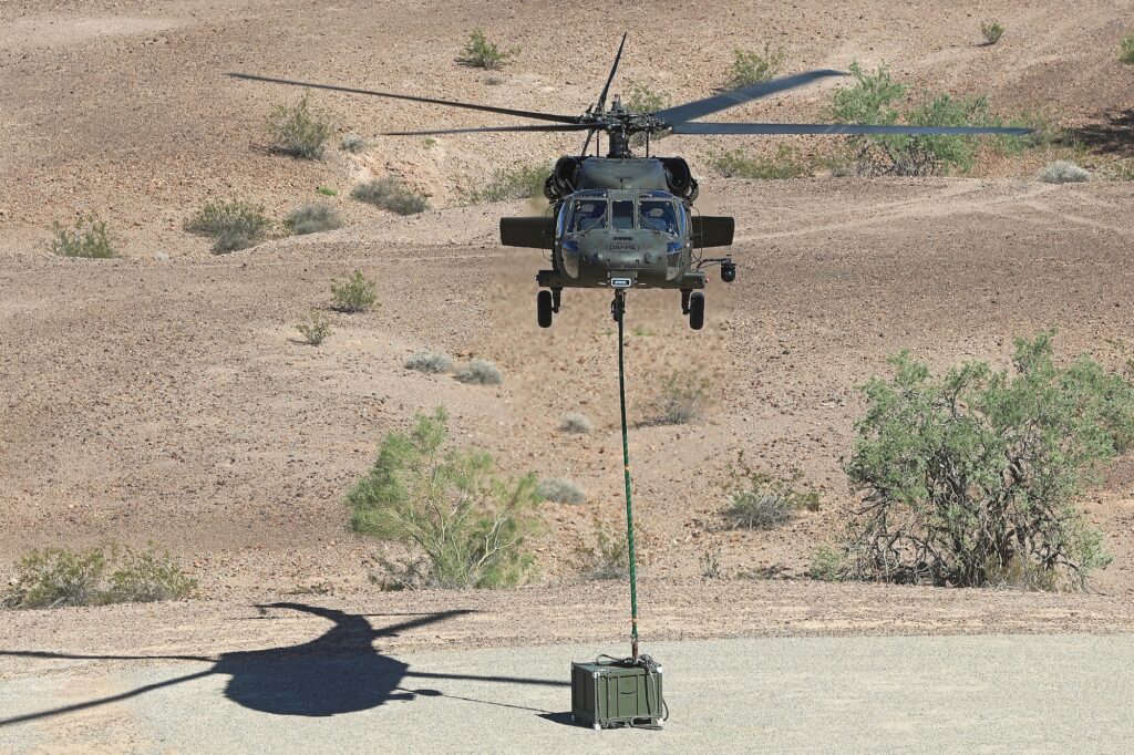 Ohne auch nur einen einzigen Menschen an Bord absolvierte der Blackhawk im Versuch der DARPA unter anderem diese Transportmission.