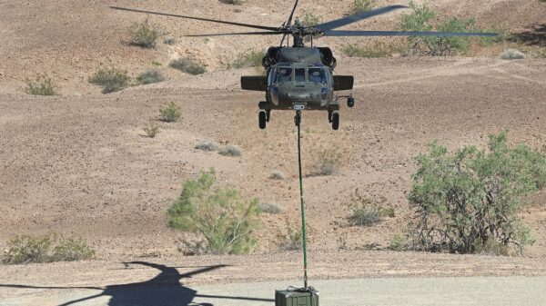 Ohne auch nur einen einzigen Menschen an Bord absolvierte der Blackhawk im Versuch der DARPA unter anderem diese Transportmission.