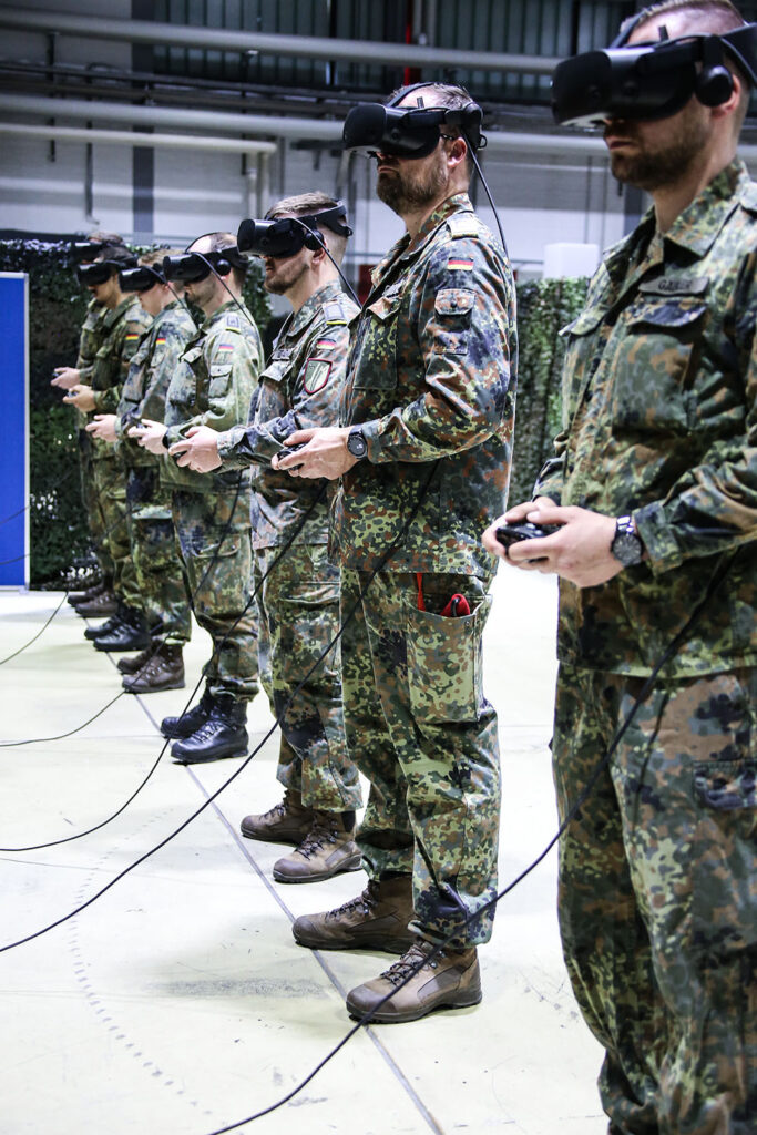 Virtuelle Realität: Unter VR-Brillen können Abläufe beim Fallschirmsprungeinsatz geübt werden. Foto: Bundeswehr / Andrea Neuer