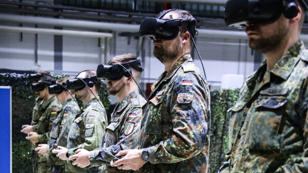 Virtuelle Realität: Unter VR-Brillen können Abläufe beim Fallschirmsprungeinsatz geübt werden. Foto: Bundeswehr / Andrea Neuer