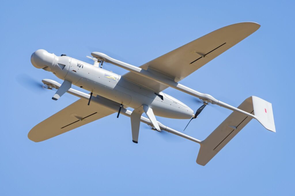 Die taktische Drohne SkyLark wird aus der Hand gestartet.