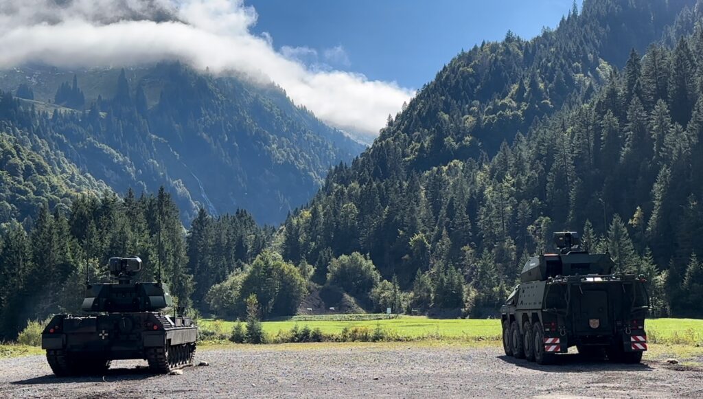 Links Skyranger 35 auf Leopard 1, rechts Skyranger 30 auf Boxer.