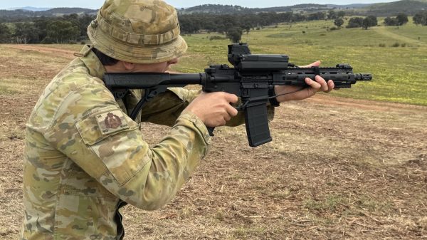 SMASH 3000 ist das leichteste handgeführte Feuerleitsystem von SMARTSHOOTER.