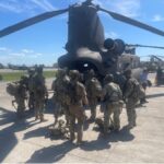 Anwenderdemonstration: Soldaten der 101st Combat Aviation Brigade laden Personal in den CH-47F Block II. (Foto der U.S. Army)