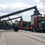 Soldaten des LogRg 161 verladen Container zum Weitertransport in Klaipeda/Litauen
