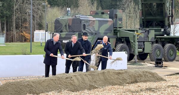 Kamen zum Spatenstich nach Schrobenhausen (v. l. n. r.): MBDA-Deutschland-CEO Thomas Gottschild, Bundesverteidigungsminitser Boris Pistorius, Markus Söder und Luftwaffen-Inspekteur Ingo Gerhartz.