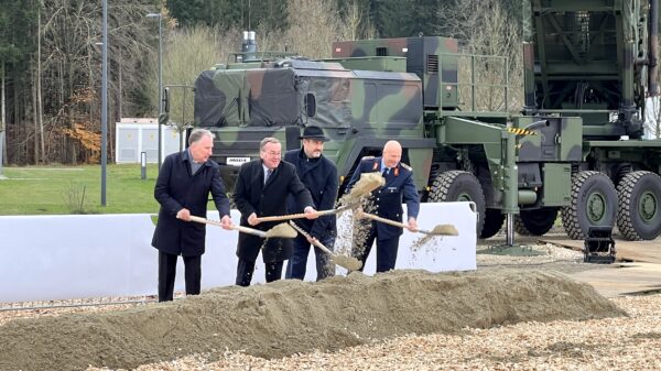 Kamen zum Spatenstich nach Schrobenhausen (v. l. n. r.): MBDA-Deutschland-CEO Thomas Gottschild, Bundesverteidigungsminitser Boris Pistorius, Markus Söder und Luftwaffen-Inspekteur Ingo Gerhartz.