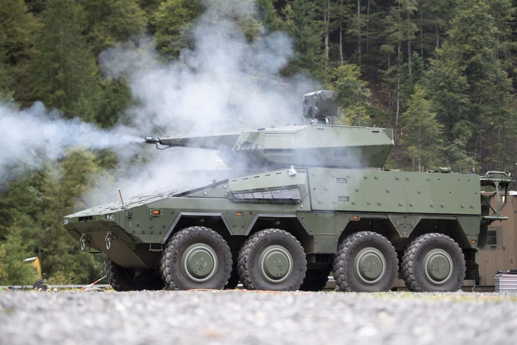 HENSOLDT liefert Radare für Luftverteidigungssysteme von Rheinmetall, unter anderem, für das Flugabwehrsystem Skyranger – hier im Bild die Variante auf Basis des Fahrzeugs „Boxer“, mit der auch die Bundeswehr ausgerüstet wird.