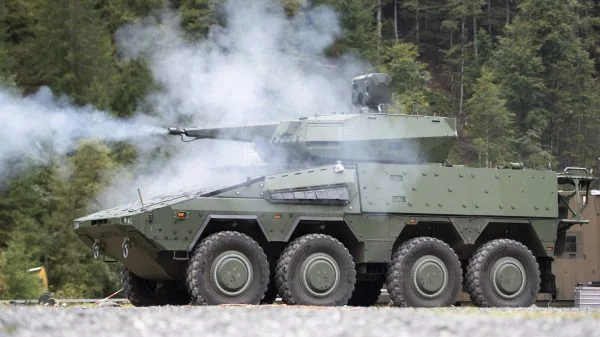 HENSOLDT liefert Radare für Luftverteidigungssysteme von Rheinmetall, unter anderem, für das Flugabwehrsystem Skyranger – hier im Bild die Variante auf Basis des Fahrzeugs „Boxer“, mit der auch die Bundeswehr ausgerüstet wird.