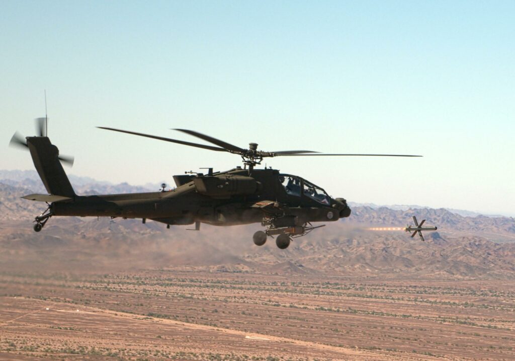 34 Millionen: Drohnenjäger: Ein Kampfhubschrauber vom Typ Boeing Apache AH-64 E feuert die in Israel hergestellte Spike-NLOS ab.