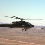 Ein Kampfhubschrauber vom Typ Boeing Apache AH-64 E feuert die in Israel hergestellte Spike-NLOS ab.