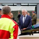 ZMZ-Symposiumn Staatssekretär Thomas Blenke aus dem Innenministerium im Gespräch mit einem Mitarbeiter des Arbeiter-Samariter-Bundes. (v.l.) Kapitän zur See Michael Giss, Karin Scheiffele Abteilungsleiterin 6 Innenministerium Baden-Württemberg, Staatssekretär Thomas Blenke. Die Aufnahme entstand bei der vergangenen Ausgabe. (Foto: Bundeswehr/Jannis Hess)