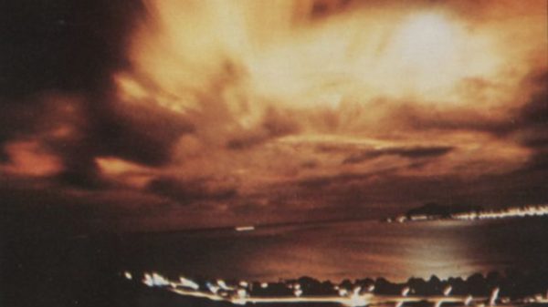 Die vom US-Atomwaffen-Test „Starfish Prime“ erzeugten künstlichen Polarlichter von Honolulu aus gesehen.