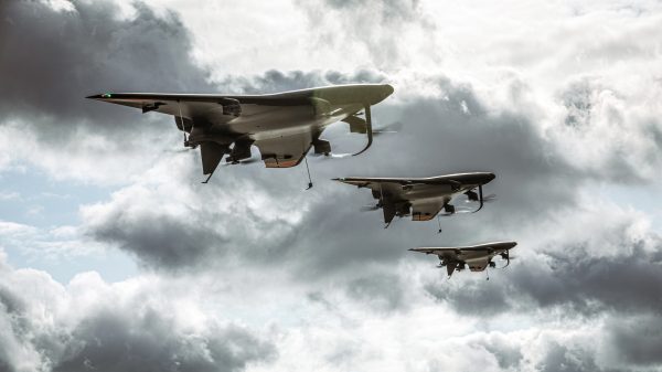 Kriegführung mit Drohnen, hier ein Beispiel für vernetzte Bewaffnung im Luftkampf.