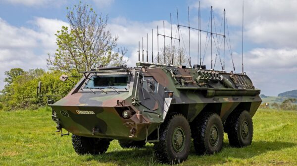 Der Störpanzer Hummel mit Störsender EK 33. Der Nachfolger der Hummel soll die Maus auf 6x6-Fahrzeugplattform von GDELS werden.