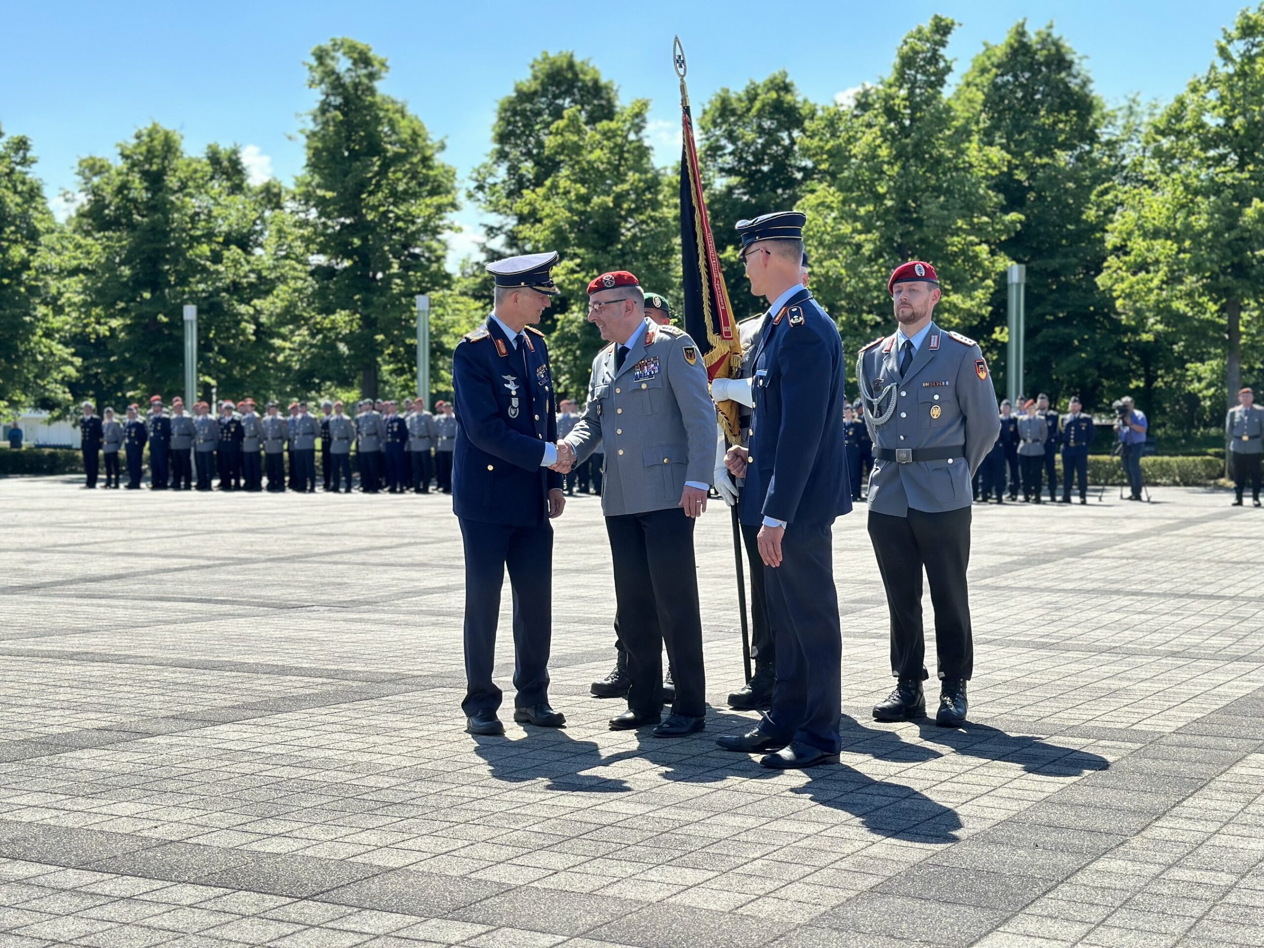 Heute übergab General Carsten Breuer (Mitte) die Führung der Streitkräftebasis von Generalleutnant Martin Schelleis (links) an Generalmajor Stefan Lüth (rechts im Bild).