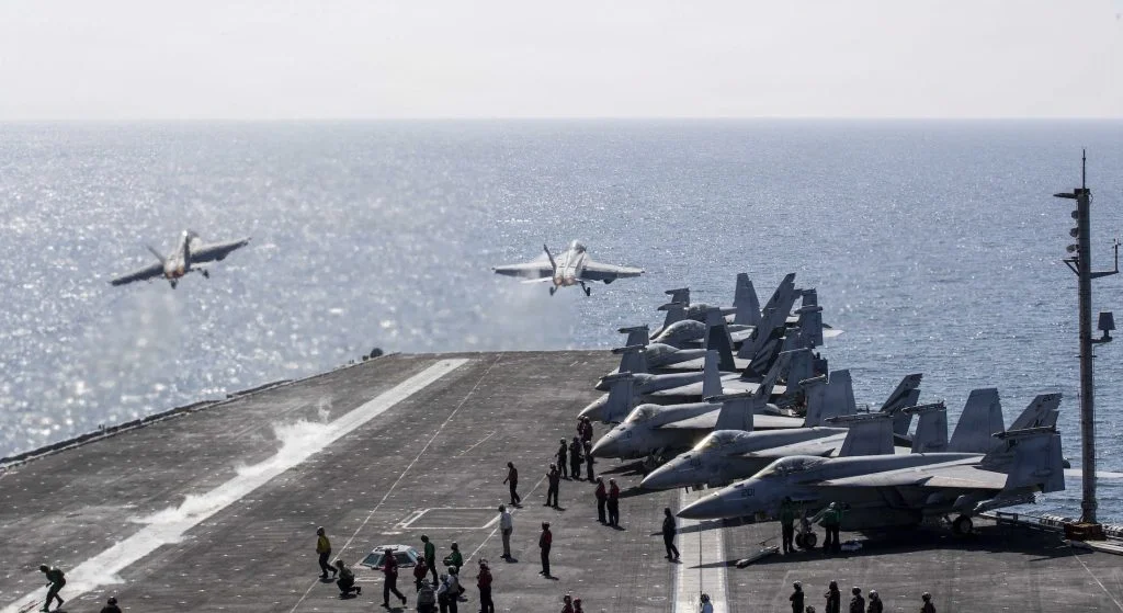 Zwei F/A-18 Super Hornet starten vom Flugdeck des Flugzeugträgers der Nimitz-Klasse USS Abraham Lincoln (CVN 72) zur Unterstützung der Operation Epic Fury gegen den Iran am 3. März 2026.
