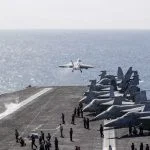 Zwei F/A-18 Super Hornet starten vom Flugdeck des Flugzeugträgers der Nimitz-Klasse USS Abraham Lincoln (CVN 72) zur Unterstützung der Operation Epic Fury gegen den Iran am 3. März 2026.