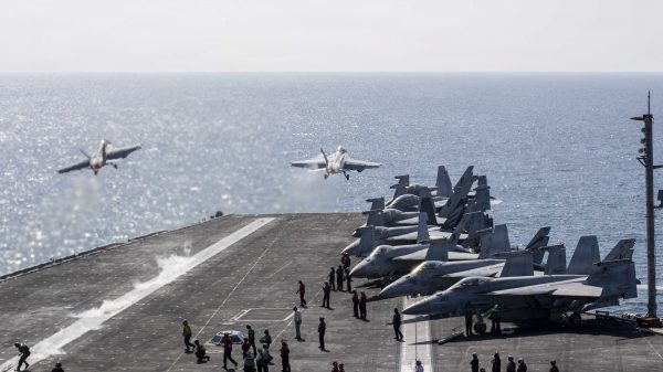 Zwei F/A-18 Super Hornet starten vom Flugdeck des Flugzeugträgers der Nimitz-Klasse USS Abraham Lincoln (CVN 72) zur Unterstützung der Operation Epic Fury gegen den Iran am 3. März 2026.