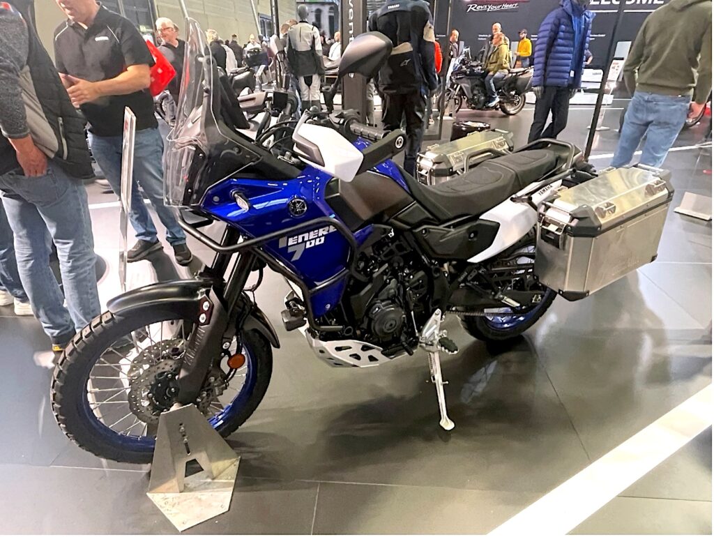 Die neue Yamaha Super Ténéré 700 in der Modellvariante 2025. Die Maschine hat einige Verbesserungen erhalten, unter anderem am Fahrwerk, LED-Scheinwerfer oder dem Windschutz. ABS und TCS sind zudem endlich abschaltbar.