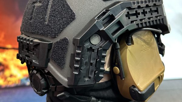 Der T100C von SCHUBERTH wurde speziell für Trainings- aber auch Einsatzszenarien im militärischen und polizeilichen Bereich entwickelt und kombiniert geringes Gewicht mit höchster Schutzwirkung und Modularität.