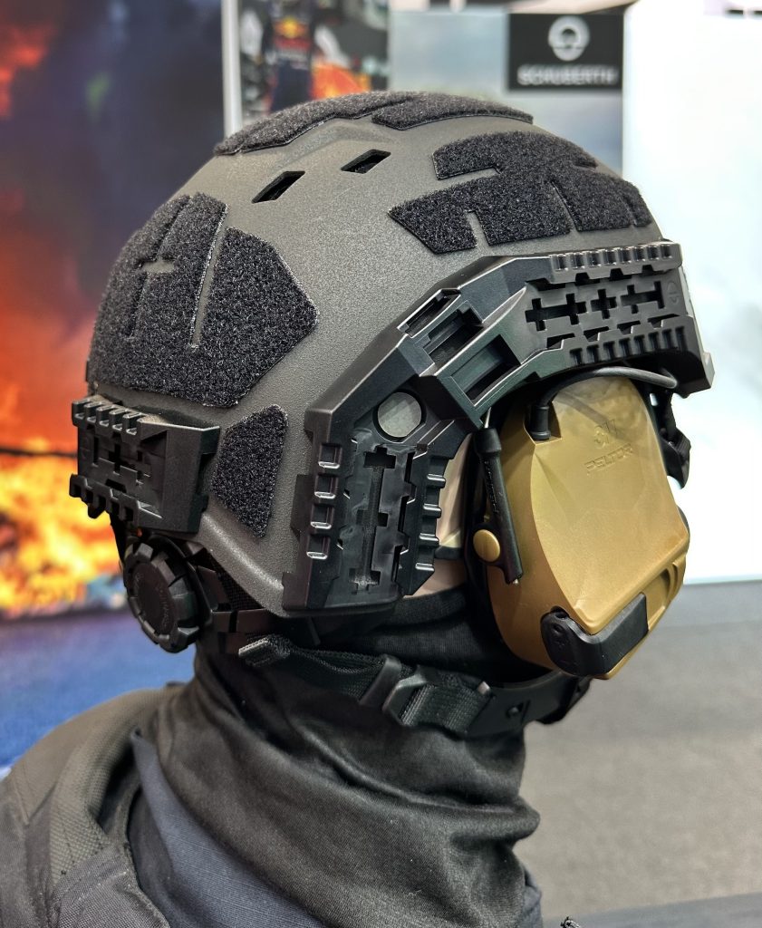 Der T100C von SCHUBERTH wurde speziell für Trainings- aber auch Einsatzszenarien im militärischen und polizeilichen Bereich entwickelt und kombiniert geringes Gewicht mit höchster Schutzwirkung und Modularität.
