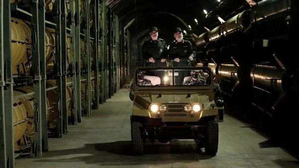 TEHERAN baut unter die Erde (Tasnim) – Die neueste unterirdische „Raketenstadt“ des Korps der Islamischen Revolutionsgarde (IRGC) wurde am Freitag enthüllt.