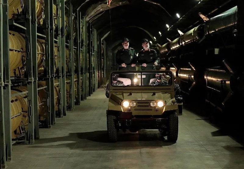 TEHERAN baut unter die Erde (Tasnim) – Die neueste unterirdische „Raketenstadt“ des Korps der Islamischen Revolutionsgarde (IRGC) wurde am Freitag enthüllt.