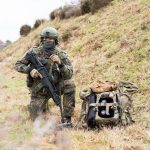 Taktische Kommunikation – hier ein Soldat mit Lautsprecher. Foto: Bundeswehr / CIR