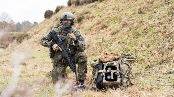 Taktische Kommunikation – hier ein Soldat mit Lautsprecher. Foto: Bundeswehr / CIR