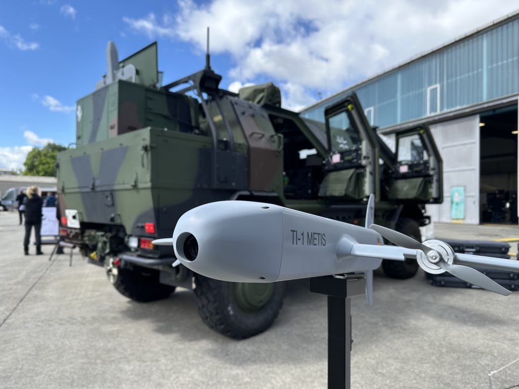 In Erding wurden gestern bei der Tech-Show MEGA die Weichen für die zukünftigen Systeme der Heeresflugabwehr gestellt. Der Fokus lag dabei auf Lösungen zur Bekämpfung von Drohnen.