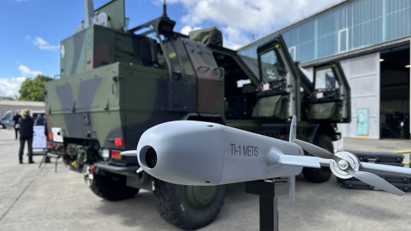 In Erding wurden gestern bei der Tech-Show MEGA die Weichen für die zukünftigen Systeme der Heeresflugabwehr gestellt. Der Fokus lag dabei auf Lösungen zur Bekämpfung von Drohnen.