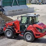 Der WEIDEMANN2060T ist laut Hersteller ein kompakter, knickgelenkter Teleskopradlader.