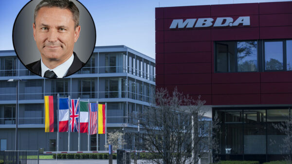 MBDA investiert in Fabriken: Bildmontage CEO Éric Béranger vor Aufnahme des Standorts Schrobenhausen Deutschland.