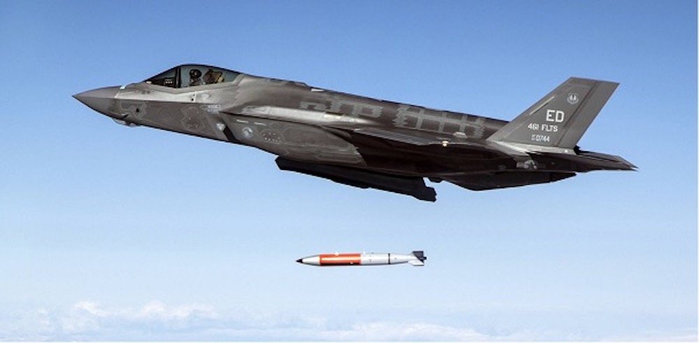 Testabwurf der B61-12 von einer F-35 aus. Sollte die Waffe jemals zum Einsatz kommen, wird sie entweder durch Schwerkraft oder durch gelenkte Abwürfe aus der Luft abgeworfen. (Foto: DOD's F-35 Joint Program Office)