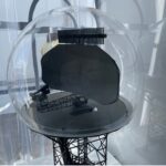Die beiden neuen Thales-Radare als Modell auf der Paris Air Show 2025, oben das passive Sekundärradar RSM NG / IFF-Radar, unten das Mehrzweck-Primärüberwachungsradar ATC TRAC SIGMA.