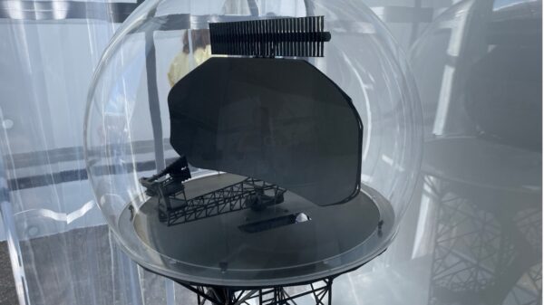 Die beiden neuen Thales-Radare als Modell auf der Paris Air Show 2025, oben das passive Sekundärradar RSM NG / IFF-Radar, unten das Mehrzweck-Primärüberwachungsradar ATC TRAC SIGMA.