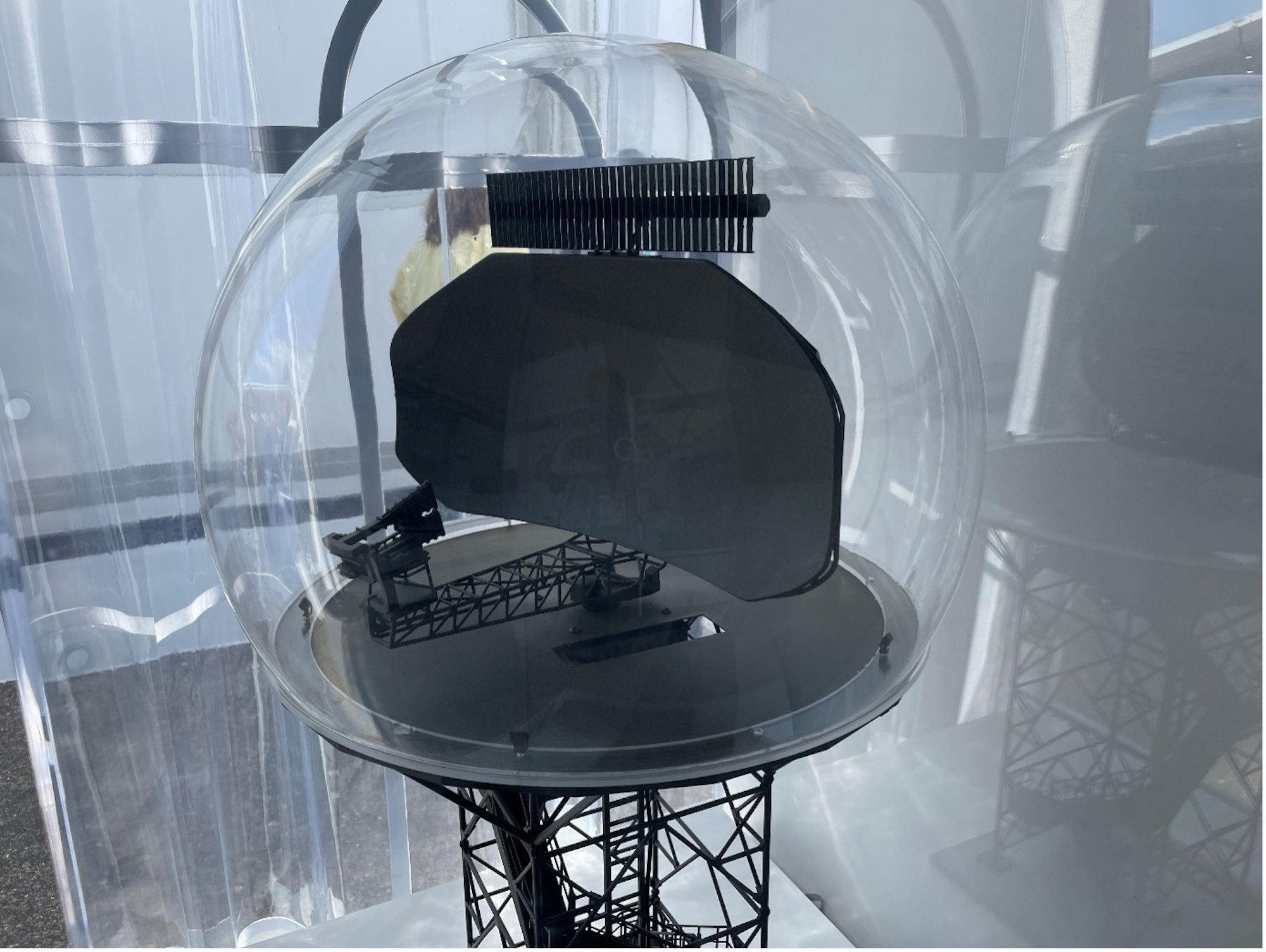 Die beiden neuen Thales-Radare als Modell auf der Paris Air Show 2025, oben das passive Sekundärradar RSM NG / IFF-Radar, unten das Mehrzweck-Primärüberwachungsradar ATC TRAC SIGMA.
