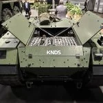 Die neueste Version des TheMIS zur Minenräumung auf der diesjährigen Enforce Tac, deutlich sind die Sprengschüre im Behälter des Roboters zu sehen.